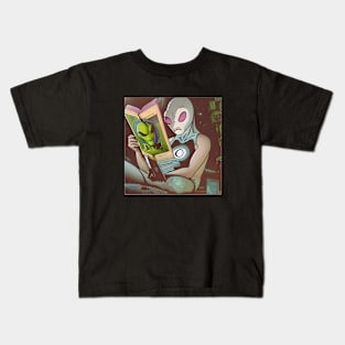 Believe in Yourself Funny an Alien reading a Book Kids T-Shirt